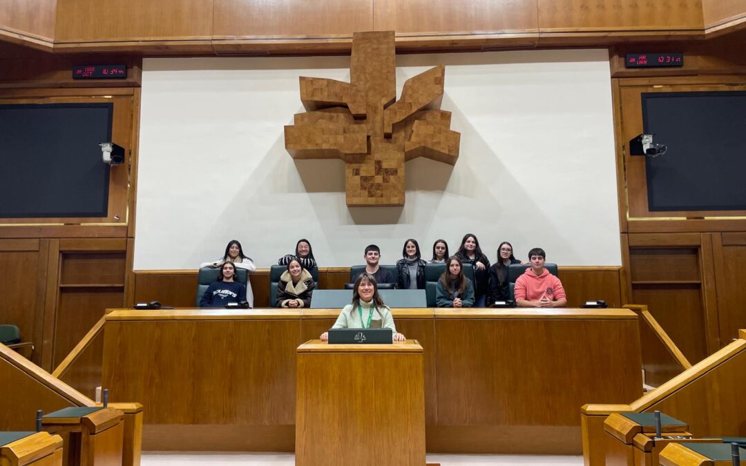 El alumnado de 1.º y 2.º de Bachillerato ha visitado el patrimonio de Vitoria-Gasteiz.