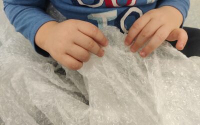 PLASTIKOEKIN  ESPERIMENTATZEN:  HH0-HH1ekoek  ukimena  eta  pintza  erreflexua  landu  dituzte