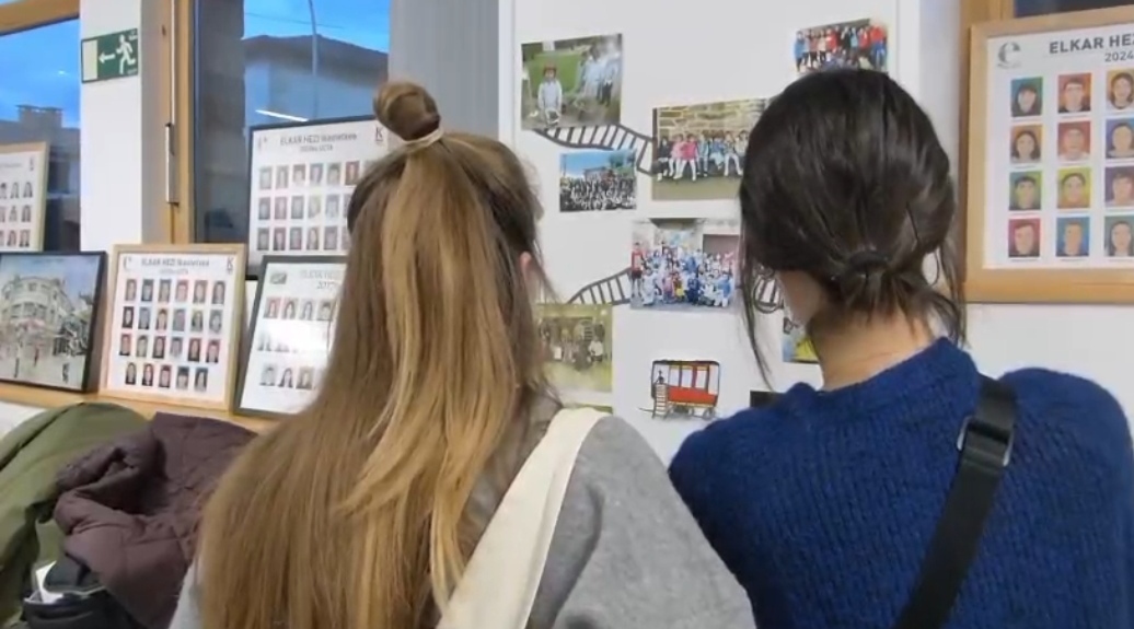 ELKAR  HEZI  25.URTEURREN  JAIA  IRUDITAN.