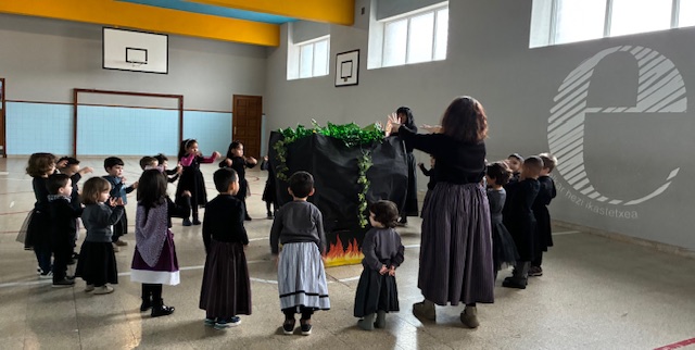 Erratzak  gora  eta  euria  lagun:  Haur  Hezkuntzako  AKELARREA.